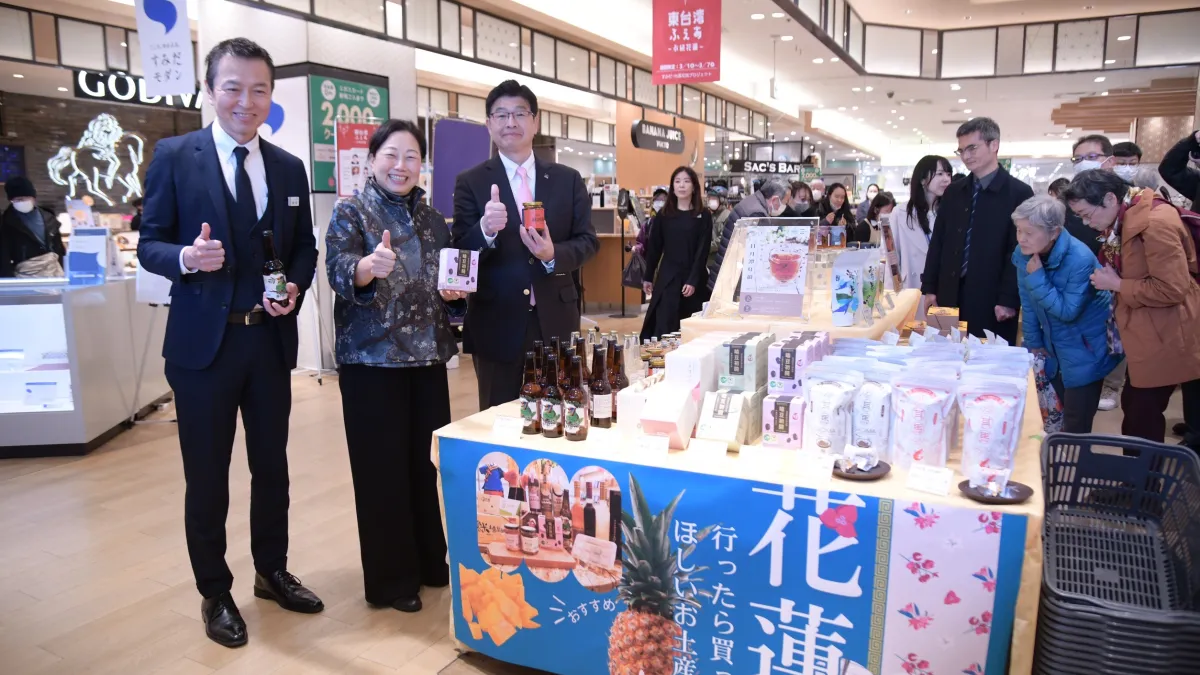 花蓮縣長徐榛蔚造訪東京錦系町丸井百貨辦理的花蓮優質農特產品快閃活動。(圖/花蓮縣政府提供)