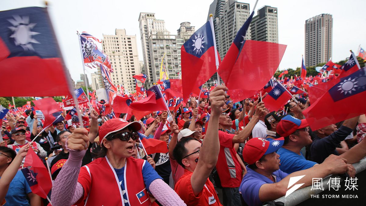 作者認為,人們每天都在承受著媒體的洗腦,卻經常以為自己的政治立場與投票行為完全來自於客觀自主的判斷。(資料照,顏麟宇攝) 作者認為,人們每天都在承受著媒體的洗腦,卻經常以為自己的政治立場與投票行為完全來自於客觀自主的判斷。(資料照,顏麟宇攝)