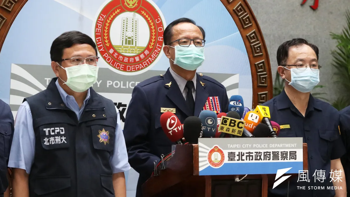 近期台北市警界屢傳爭議,台北市警察局長陳嘉昌(中)6日親自召開記者會,並針對市刑大破獲暴力討債集團表達肯定。(資料照,蘇仲泓攝)
