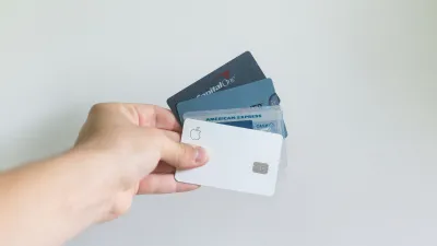 現代生活中,方便快捷的信用卡已成為許多人日常生活中不可或缺的支付工具。(示意圖/取自unsplash)