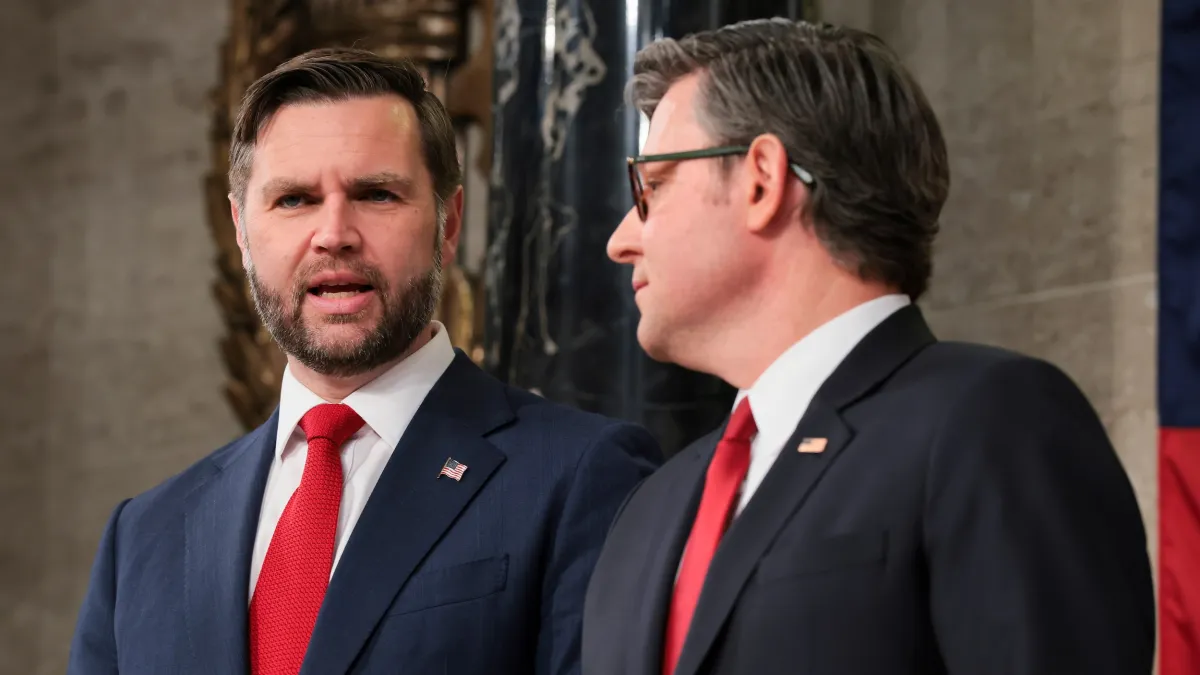美國副總統范斯(左)與眾院議長強生(右)都爭對AI管制爭議表明自己的立場。(資料照,美聯社)