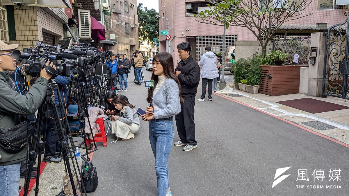 20241229-京華城案29日高院撤銷4人原裁定,北檢抗告成功,發回北院更裁,大批媒體仍守在柯文哲家門口。(顏麟宇攝) 20241229-京華城案29日高院撤銷4人原裁定,北檢抗告成功,發回北院更裁,大批媒體仍守在柯文哲家門口。(顏麟宇攝)