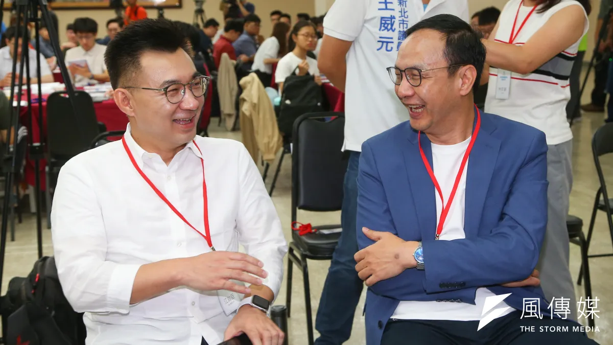 江啟臣(左)提出「憲法九二」,朱立倫(右)要他別創造新名詞。(資料照,顏麟宇攝)