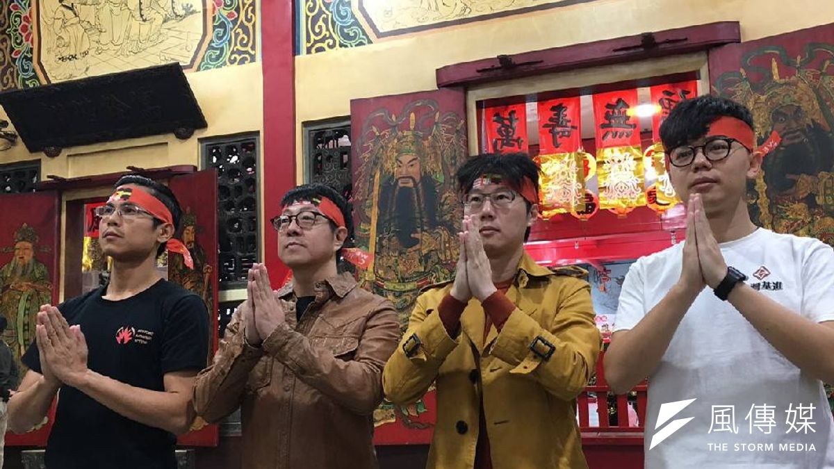 「罷韓四君子」昨前往高雄意誠堂向關聖帝君與諸神明還願,祈願罷韓後續行動順利平安,同時宣布第二階段罷韓連署訂於大年初五啟動。(圖/徐炳文攝) 「罷韓四君子」昨前往高雄意誠堂向關聖帝君與諸神明還願,祈願罷韓後續行動順利平安,同時宣布第二階段罷韓連署訂於大年初五啟動。(圖/徐炳文攝)