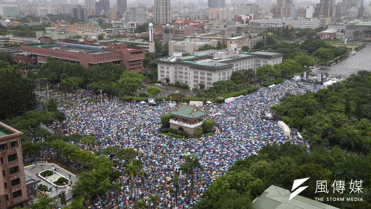 6月23日「拒絕紅色媒體,守護台灣民主」大遊行,許多民眾頂著風雨擠滿凱道和景福門。(資料照,顏麟宇攝)