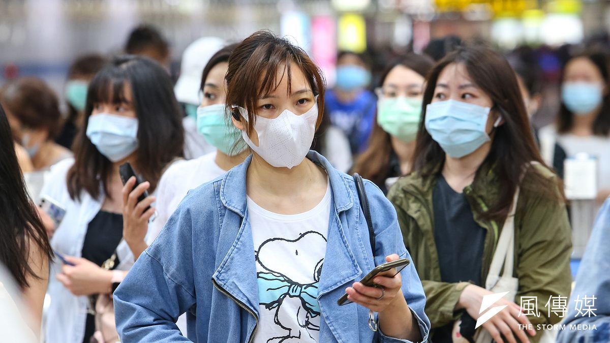 疾管署和中研院合作進行防疫新生活模擬研究發現,每當傳染病例進入台灣,要有8成的民眾戴口罩,或8成的人維持社交距離1.5公尺,台灣的醫療體系才可以安全度過疫情。(資料照,顏麟宇攝) 疾管署和中研院合作進行防疫新生活模擬研究發現,每當傳染病例進入台灣,要有8成的民眾戴口罩,或8成的人維持社交距離1.5公尺,台灣的醫療體系才可以安全度過疫情。(資料照,顏麟宇攝)