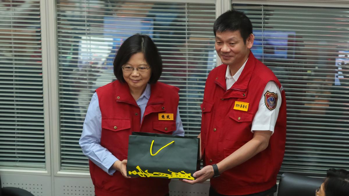 前消防署長LINE被盜 狂私訊下屬「借我10萬」 網笑:詐騙集團挖到寶了