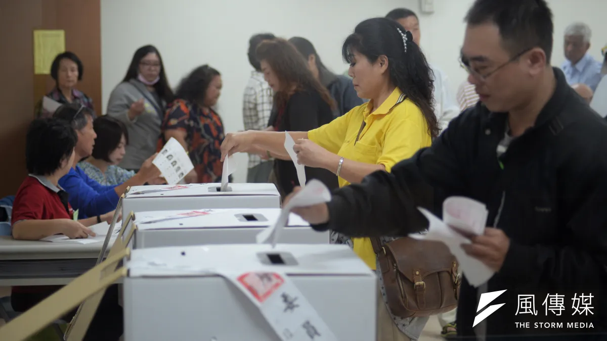 「大部分國人對區域貿易協定發展的重要性,缺乏認識。國人或許可以不在乎,但政府必須隨時注意其發展,當社會經濟有感,人民自然會支持政府。」圖為九合一選舉投開票所畫面。(資料照,甘岱民攝)