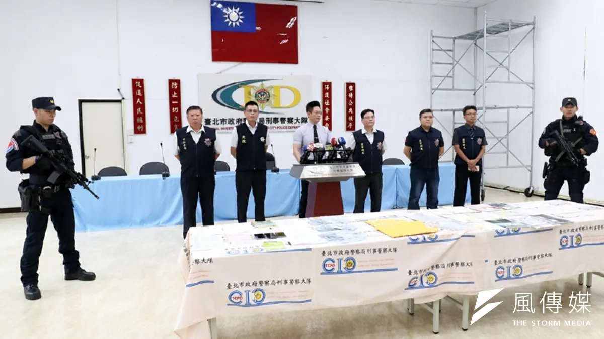 台北市警察局近日連續偵破3個暴力犯罪集團,並在12日下午召開記者會說明案情,由於贓物價值不斐,現場還出動2名特勤員警戒護。(蘇仲泓攝)