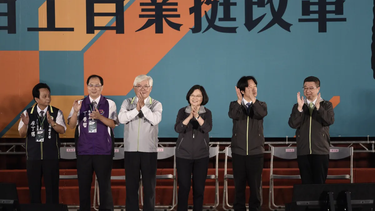 總統蔡英文核心所定調的「改革挺下一代」被黨內人士視為無法凝聚熱情,黨內幹部討論後決定改變選戰主軸。圖為蔡英文到雲林縣百工百業挺李進勇造勢活動。(民進黨提供)