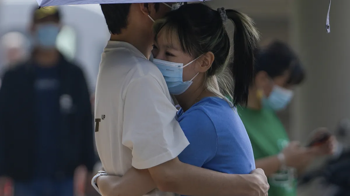 2022年9月26日,北京街頭上相擁的情侶。(AP)