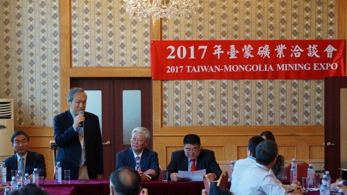 前蒙藏會蒙事處長海中雄當選稀土產業聯盟召集人。圖為海中雄(左2)出席在蒙古國召開的臺蒙礦業洽談會。(海中雄提供) 前蒙藏會蒙事處長海中雄當選稀土產業聯盟召集人。圖為海中雄(左2)出席在蒙古國召開的臺蒙礦業洽談會。(海中雄提供)