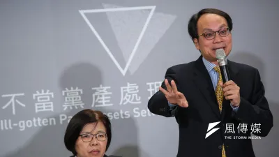 勞軍捐是「稅捐」不是「樂捐」。圖為黨產會主委林峯正(右)。(資料照片,顏麟宇攝)