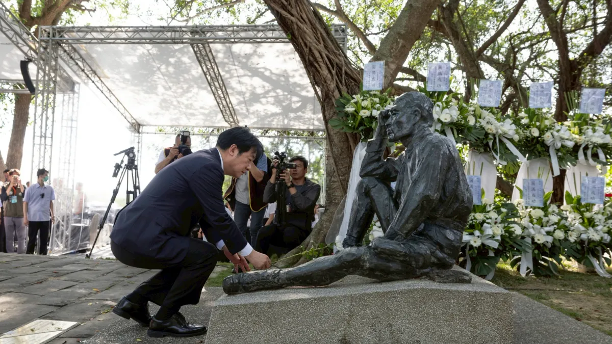 今年5月,總統賴清德出席嘉南大圳設計建造者八田與一逝世84周年追思會,經由在八田與一銅像前的致祭,感念日本當年在臺灣的種種建設,刻意提高殖民遺產的象徵地位,坐實了「戀殖」的疑慮。(資料照,總統府提供)
