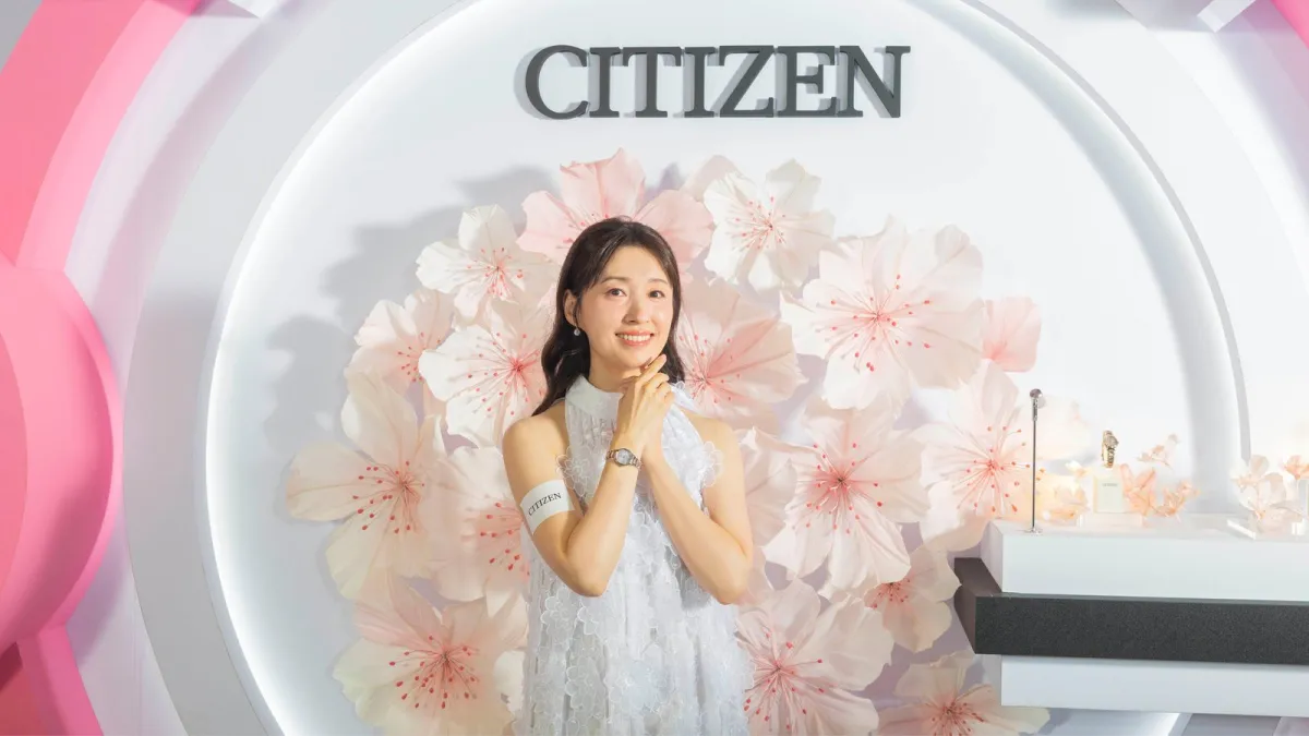 CITIZEN女錶品牌好友田中千繪,配戴以櫻花花盒為設計靈感的光動能全球電波時計ES9498-77N亮相。