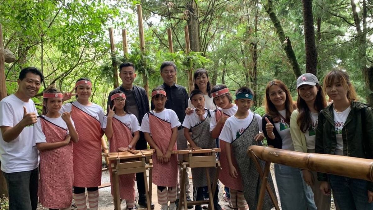 霞雲國小周樹仁老師、新竹市市長林智堅、林務局局長林華慶、新竹林區管理處處長夏榮生一同觀賞霞雲國小打擊樂團演奏迎賓曲。(圖/新竹林區管理處提供) 霞雲國小周樹仁老師、新竹市市長林智堅、林務局局長林華慶、新竹林區管理處處長夏榮生一同觀賞霞雲國小打擊樂團演奏迎賓曲。(圖/新竹林區管理處提供)