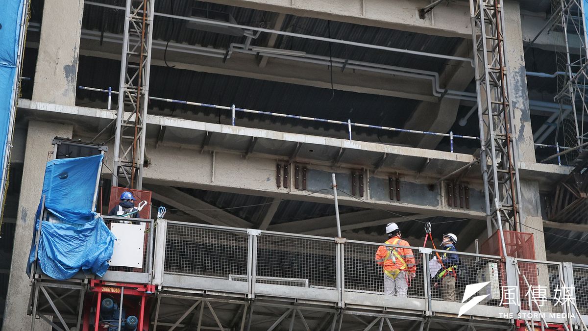 許多雇主與勞工早有默契操作薪資灌水、虛報年資,圖利老年給付,使勞保淪為「全民造假」的共犯結構。(資料照,柯承惠攝) 許多雇主與勞工早有默契操作薪資灌水、虛報年資,圖利老年給付,使勞保淪為「全民造假」的共犯結構。(資料照,柯承惠攝)