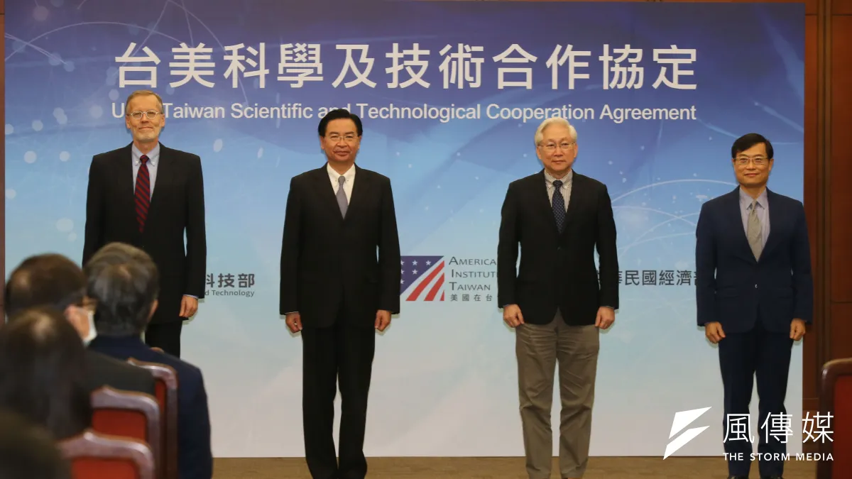 20201218-外交部18日舉行「台美科學及技術合作協定」宣布記者會,外交部長吳釗燮(左二)、科技部長吳政忠(右二)、經濟部政務次長陳正祺(右—)及美國在台協會處長酈英傑(左-)等人出席。(柯承惠攝)