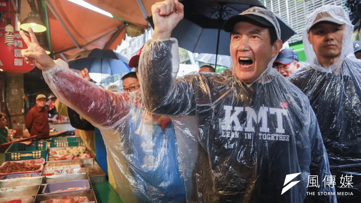 前總統馬英九曾經創造的兩岸關係高點,大概國民黨繼起的候選人都無人能及。圖為馬英九陪同立法委員補選候選人鄭世維掃街拜票。(簡必丞攝)