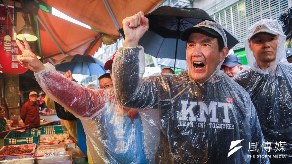 前總統馬英九曾經創造的兩岸關係高點,大概國民黨繼起的候選人都無人能及。圖為馬英九陪同立法委員補選候選人鄭世維掃街拜票。(簡必丞攝) 前總統馬英九曾經創造的兩岸關係高點,大概國民黨繼起的候選人都無人能及。圖為馬英九陪同立法委員補選候選人鄭世維掃街拜票。(簡必丞攝)