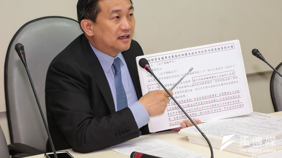 針對雙北共41戶國軍老舊眷村改建零星戶,有承租戶轉租不當套利,民進黨立委王定宇13日表示,他手上掌握了6份與國軍不一樣的租約範本,發現竟有民間公司經營剩餘戶租賃業務,租金更是高達3萬5000元。(顏麟宇攝) 針對雙北共41戶國軍老舊眷村改建零星戶,有承租戶轉租不當套利,民進黨立委王定宇13日表示,他手上掌握了6份與國軍不一樣的租約範本,發現竟有民間公司經營剩餘戶租賃業務,租金更是高達3萬5000元。(顏麟宇攝)