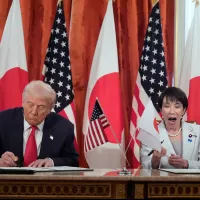 2025年10月28日、東京・赤坂離宮での署名式に臨むトランプ米大統領と高市早苗首相。(写真/AP通信) 2025年10月28日、東京・赤坂離宮での署名式に臨むトランプ米大統領と高市早苗首相。(写真/AP通信)