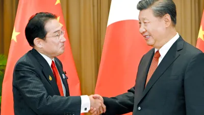 2022年11月17日,中國國家主席習近平與日本首相岸田文雄在泰國舉行雙邊會談。(美聯社)