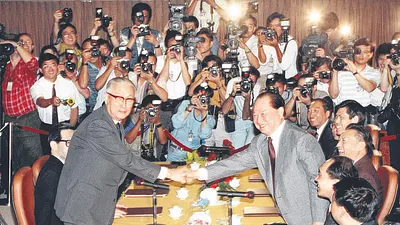 1993年4月27日,辜振甫與汪道涵在新加坡舉行第一次「辜汪會談」(取自網路)