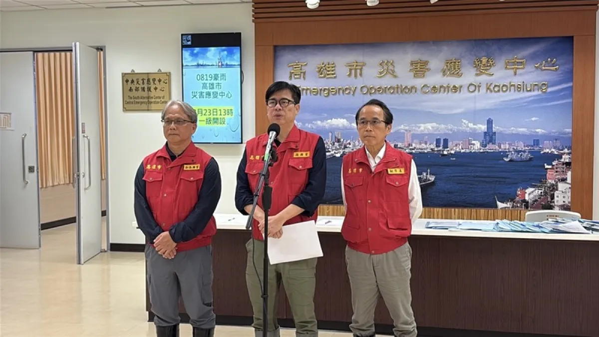 高雄連日豪大雨,市長陳其邁(中)24日下午在災害應變中心會議後說明,這次24小時累積雨量測得最高的是在楠梓區測站,達567毫米,3天累積雨量達913毫米,降雨水準超越莫拉克風災。(中央社)