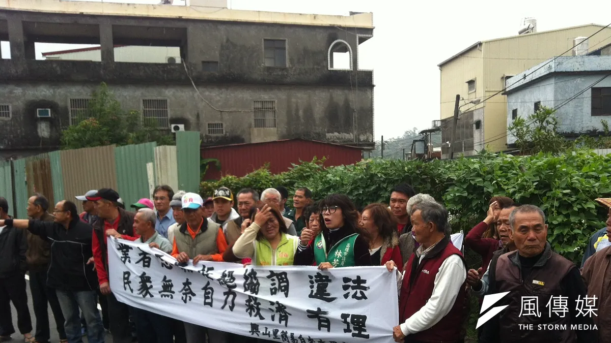 市議員林芳如率興山里民抗議,堅決反對山之泉在利內抽地下水營利,強烈要求水利局撤銷鑿井許可。自力救濟守護地下水資源(楊伯祿攝) 市議員林芳如率興山里民抗議,堅決反對山之泉在利內抽地下水營利,強烈要求水利局撤銷鑿井許可。自力救濟守護地下水資源(楊伯祿攝)