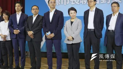 國民黨主席朱立倫 (中)與藍營縣市首長10日舉行縣市長聯合對策會議,討論因應美國關稅政策。(資料照,柯承惠攝)