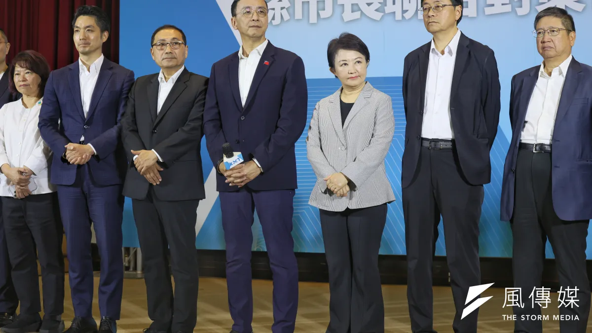 國民黨主席朱立倫 (中)與藍營縣市首長10日舉行縣市長聯合對策會議,討論因應美國關稅政策。(資料照,柯承惠攝)