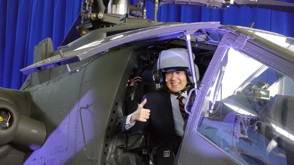 阿帕契人機合一的先進頭盔,價格高達二百多萬。(圖為馬英九總統搶先體驗/總統府官網) 阿帕契人機合一的先進頭盔,價格高達二百多萬。(圖為馬英九總統搶先體驗/總統府官網)