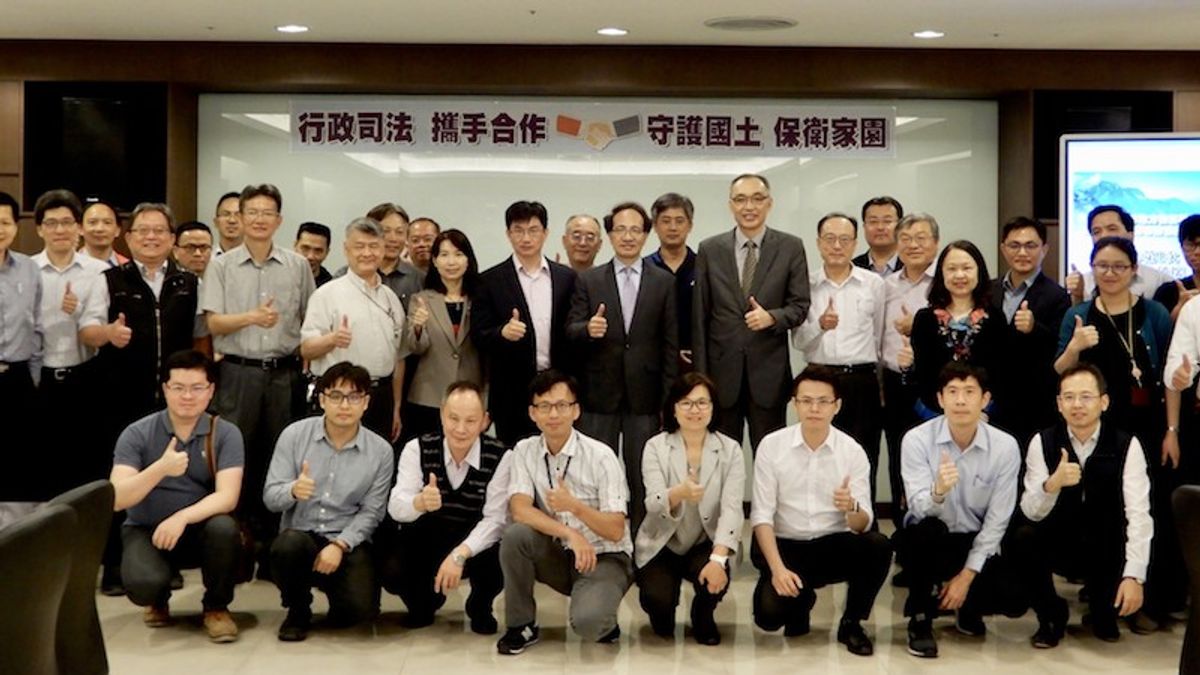 「新北市公安小組」召集人副市長謝政達今(9)日親率公安小組團隊前往士林地檢署,與檢、警及環保署、廉政署、新北市調查處等相關單位共同搭建起「查緝人為破壞環境與國土保育」平臺,落實橫向聯繫合作。(圖/新北市環保局提供) 「新北市公安小組」召集人副市長謝政達今(9)日親率公安小組團隊前往士林地檢署,與檢、警及環保署、廉政署、新北市調查處等相關單位共同搭建起「查緝人為破壞環境與國土保育」平臺,落實橫向聯繫合作。(圖/新北市環保局提供)