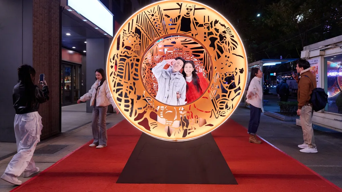 紙雕藝術家精心設計的「白蛇轉」拍照打卡,透過燈組多重場景,彷彿置身《白蛇傳》戲劇故事中。(圖/臺北市政府觀傳局提供)