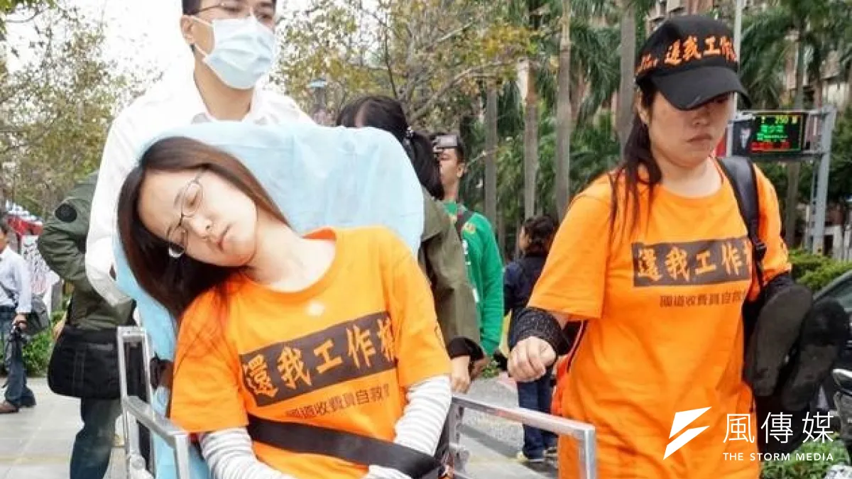 國道收費員何惠玲在和警察的衝突中送醫。(蘇仲泓攝)