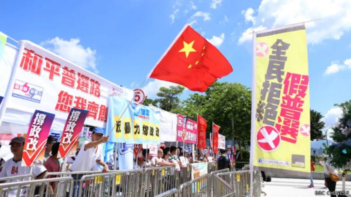 在立法會示威區,昨日整天都有支持和反對政改方案的示威者聚集(BBC中文網照片)。