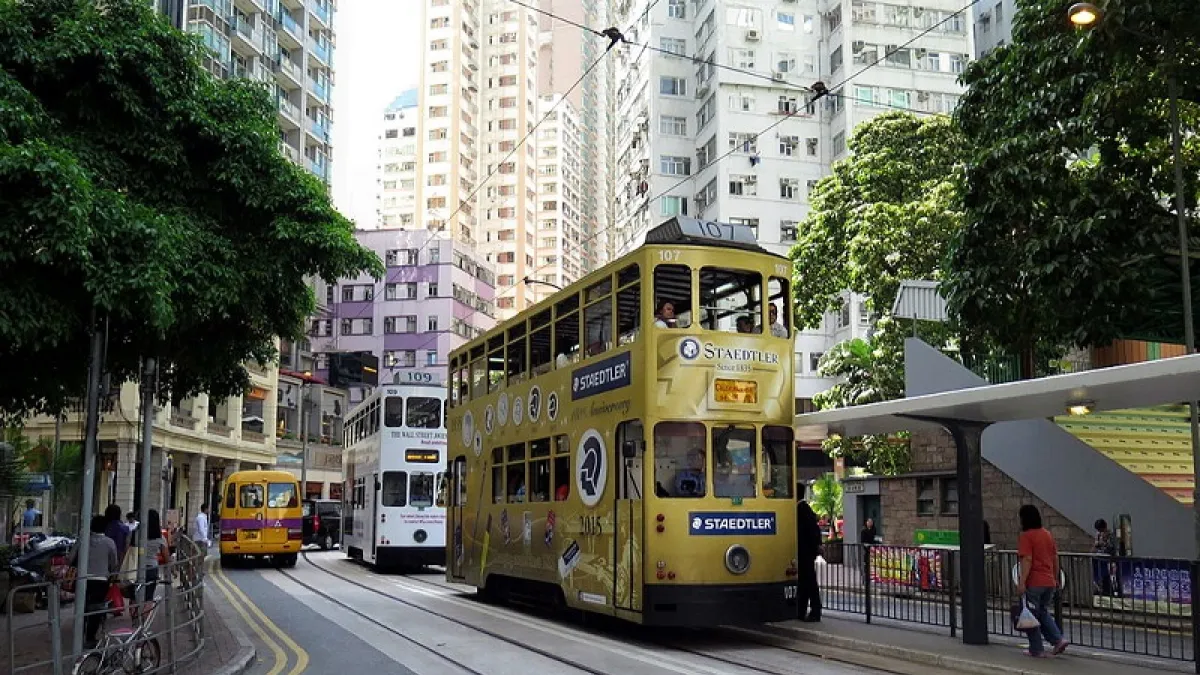 莊士敦道西段近修頓球場附近的電車路(Wing1990hk/維基百科)