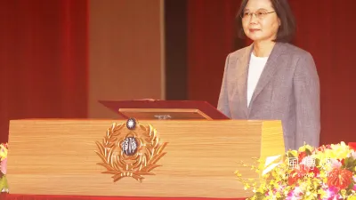 總統蔡英文感謝投入「口罩國家隊」的現役官兵,不辭辛勞滿足國人防疫需求所做的付出與努力。(蘇仲泓攝)