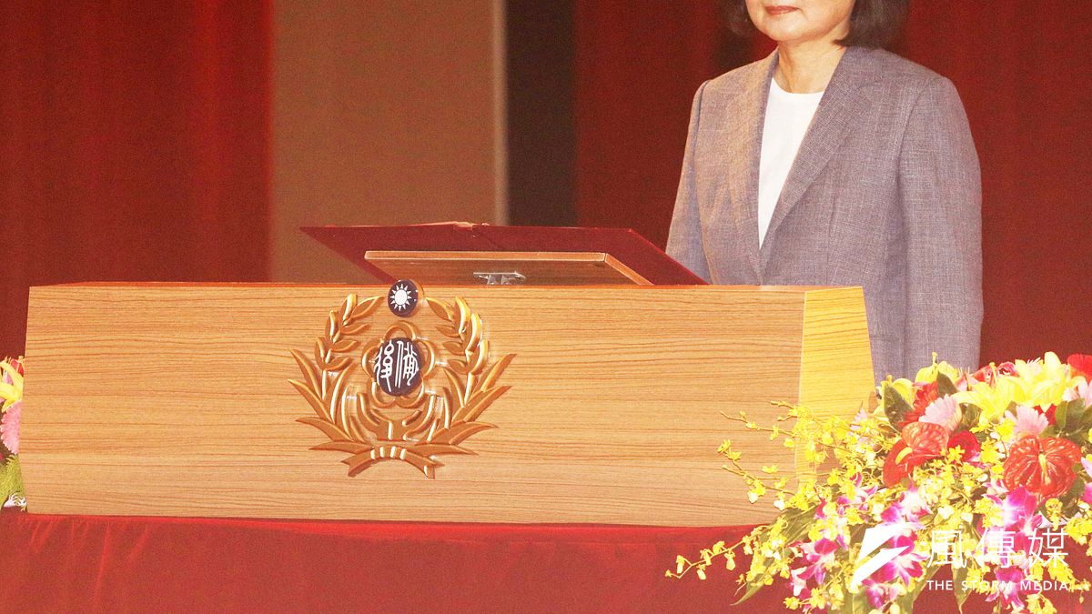 總統蔡英文感謝投入「口罩國家隊」的現役官兵,不辭辛勞滿足國人防疫需求所做的付出與努力。(蘇仲泓攝) 總統蔡英文感謝投入「口罩國家隊」的現役官兵,不辭辛勞滿足國人防疫需求所做的付出與努力。(蘇仲泓攝)