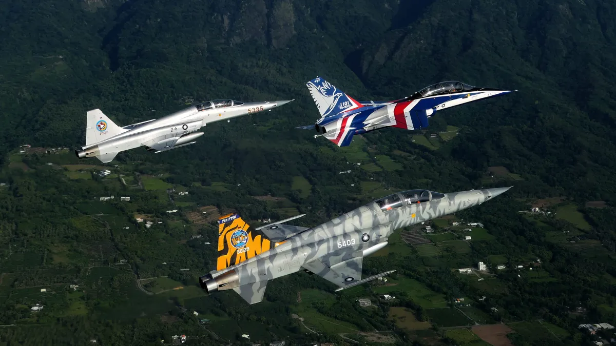 在國慶大會空中兵力安排中,1架勇鷹高教機(中)搭2架F-5戰機組成的快速機隊備受矚目;F-5除役前夕再於大型重要場合進行動態飛行展示,薪火相傳寓意顯著。(取自中華民國空軍臉書)
