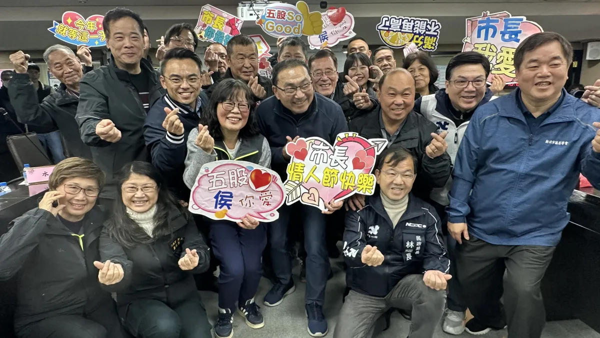 114年度五股行動治理座談會,於今(14)日在區公所召開,市長侯友宜率領各局處團隊,與里長面對面討論地方大小問題。(圖/新北市民政局提供)