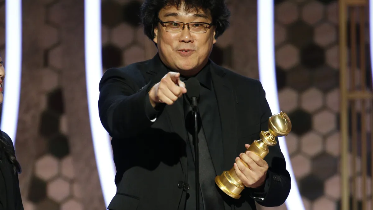 2020年第77屆金球獎:贏得最佳外語片的南韓電影《寄生上流》導演奉俊昊(AP)