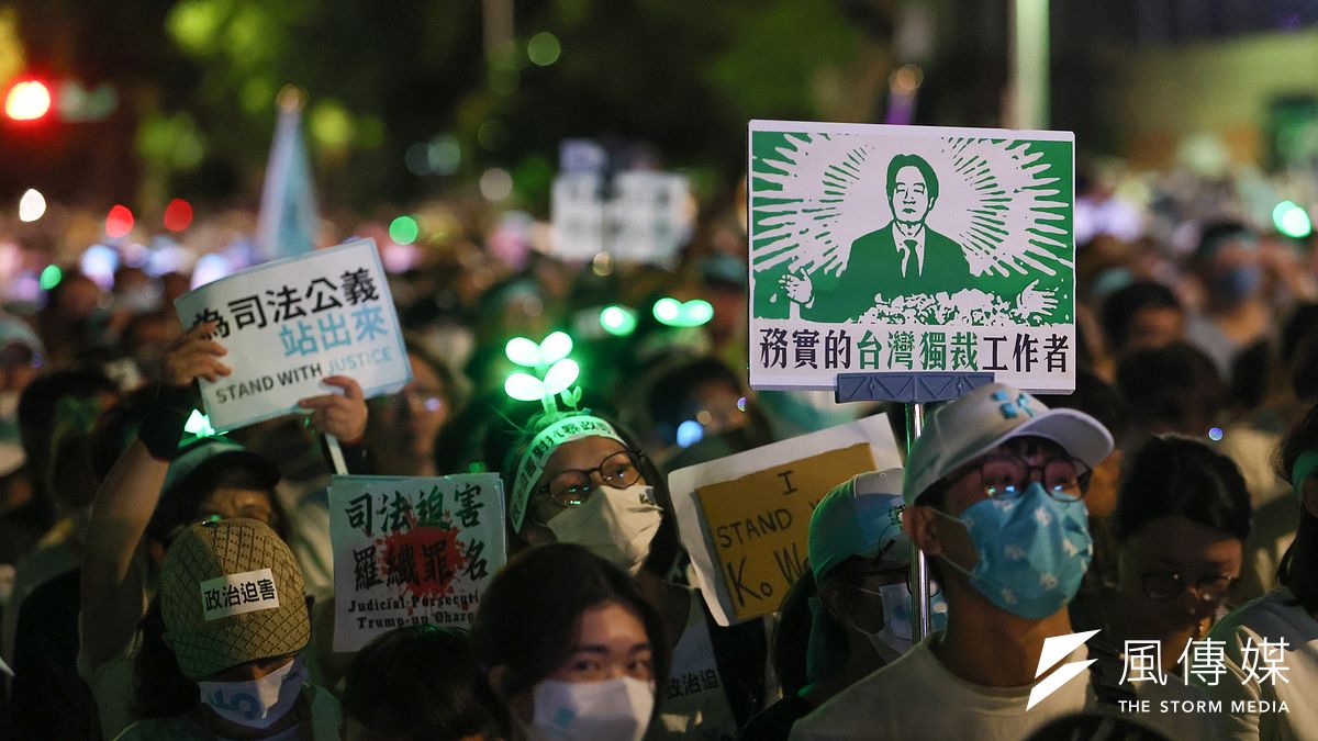 柯文哲氏が勾留され、賴清德総統は一夜にして「台湾の独裁者」と呼ばれるようになり、笑うどころではないだろう。写真は、民衆党の集会で柯氏を支持する人々が「実務的な台湾の独裁者」というスローガンを掲げている様子。(撮影:顔麟宇) 柯文哲氏が勾留され、賴清德総統は一夜にして「台湾の独裁者」と呼ばれるようになり、笑うどころではないだろう。写真は、民衆党の集会で柯氏を支持する人々が「実務的な台湾の独裁者」というスローガンを掲げている様子。(撮影:顔麟宇)