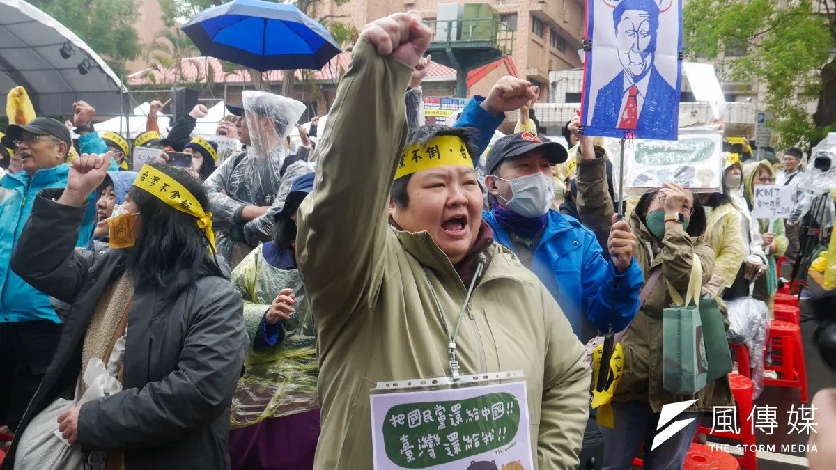 2024年,聲援民進黨的青鳥行動於立法院外聚集。(蔡親傑攝)
