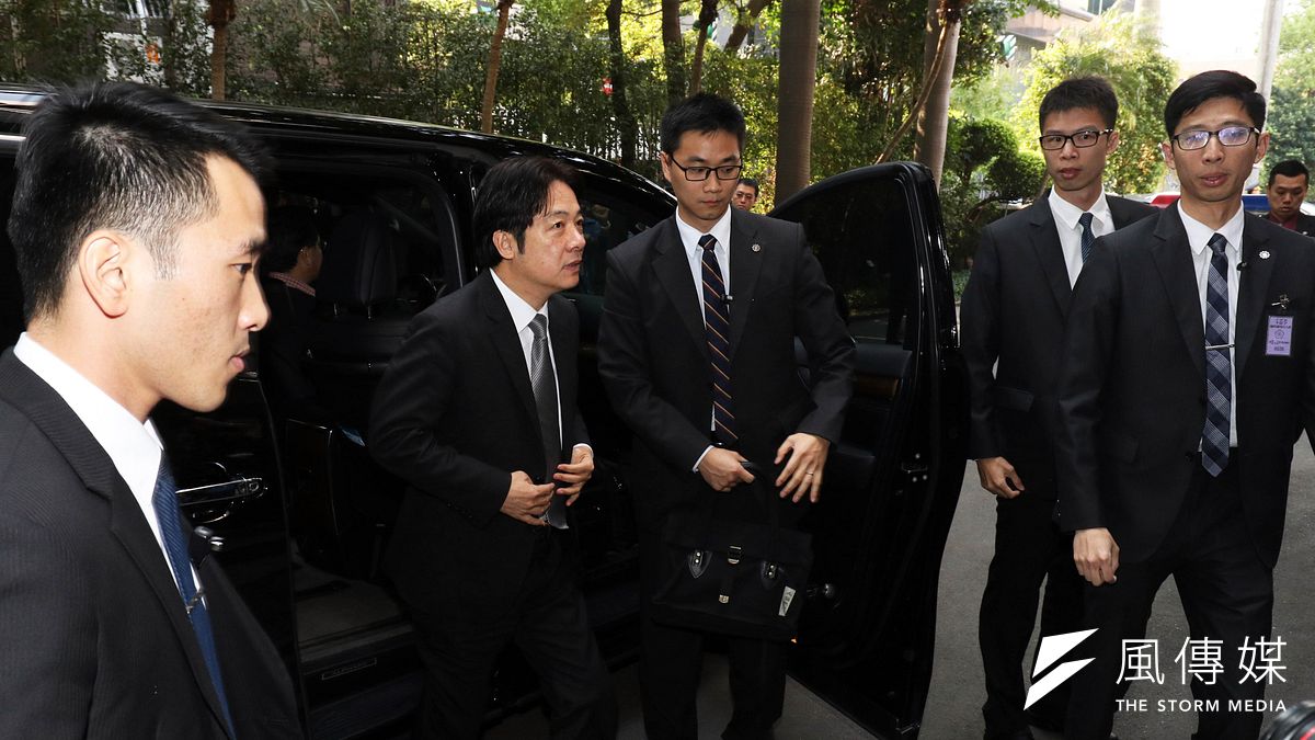 在台灣,如果總統犯事,嚴重到檢警調必須進總統府或官邸或任何地方逮布總統時,特勤人員該怎麼處理?(資料照,蘇仲泓攝) 在台灣,如果總統犯事,嚴重到檢警調必須進總統府或官邸或任何地方逮布總統時,特勤人員該怎麼處理?(資料照,蘇仲泓攝)