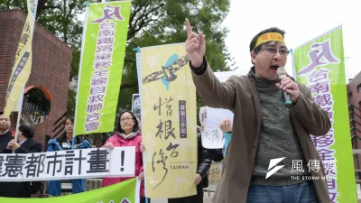 南鐵東移案審查,場外民眾抗議,國民黨草協聯盟前往聲援。(林俊耀攝)