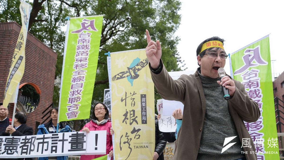 南鐵東移案審查,場外民眾抗議,國民黨草協聯盟前往聲援。(林俊耀攝) 南鐵東移案審查,場外民眾抗議,國民黨草協聯盟前往聲援。(林俊耀攝)