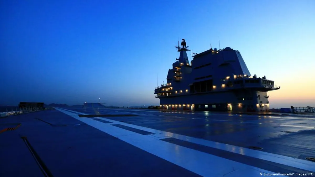 12月26日 ,解放軍首艘國產航母「山東艦」在護衛艦只的伴隨下穿越台灣海峽向北航行。(DW)