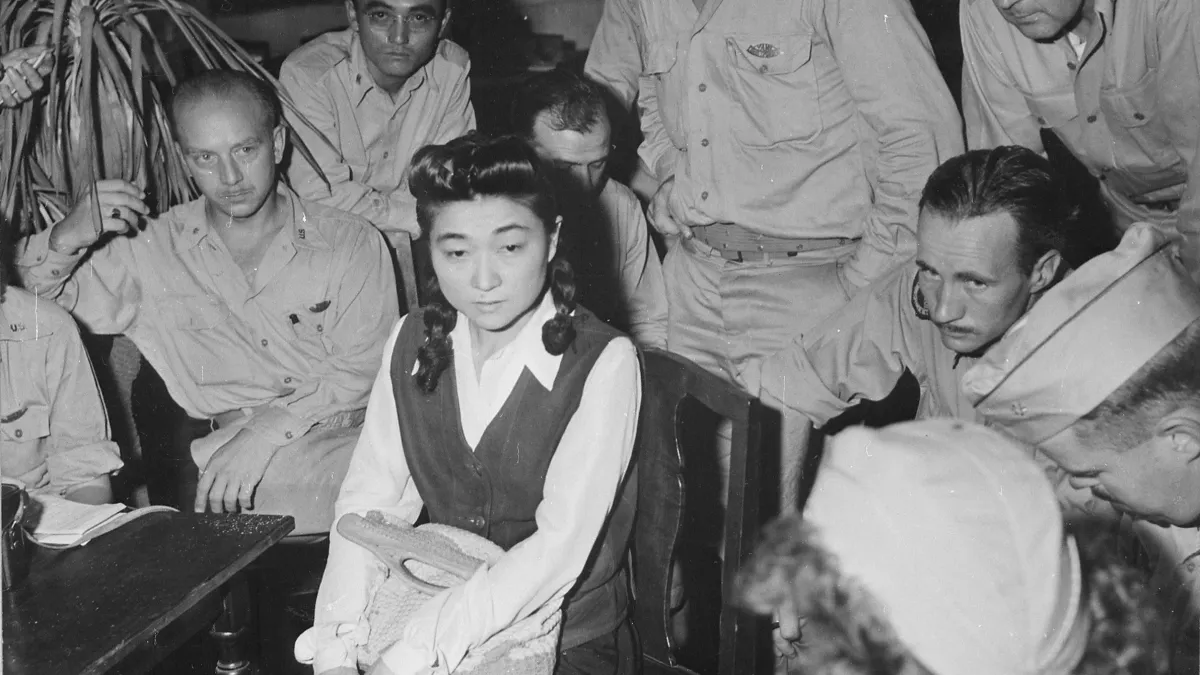 二戰時期日軍培養出一個神秘組織,她們不曾露面,卻用甜美的嗓音、幽默的口條把美軍迷得神魂顛倒,美國士兵也為這個組織取了一個響亮的美名—「東京玫瑰」。(圖/維基百科)